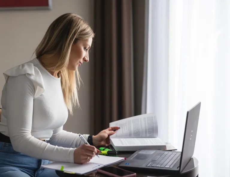 Psychologia edukacyjna | Studia podyplomowe we Wrocławiu | Uniwersytet WSB Merito we Wrocławiu: uczestniczka studiów podyplomowych używająca laptopa