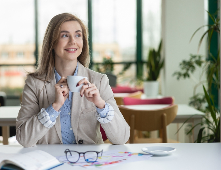 Marketing kultury | Studia podyplomowe we Wrocławiu | Uniwersytet WSB Merito we Wrocławiu: uczestniczka studiów podyplomowych pijąca kawę