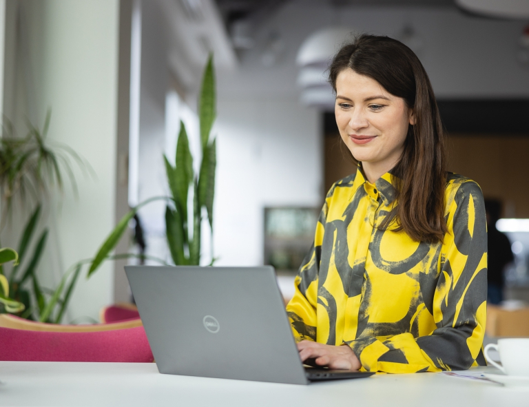 Kolegium doktorskie | Studia podyplomowe we Wrocławiu | Uniwersytet WSB Merito we Wrocławiu: uczestniczka studiów podyplomowych używająca laptopa