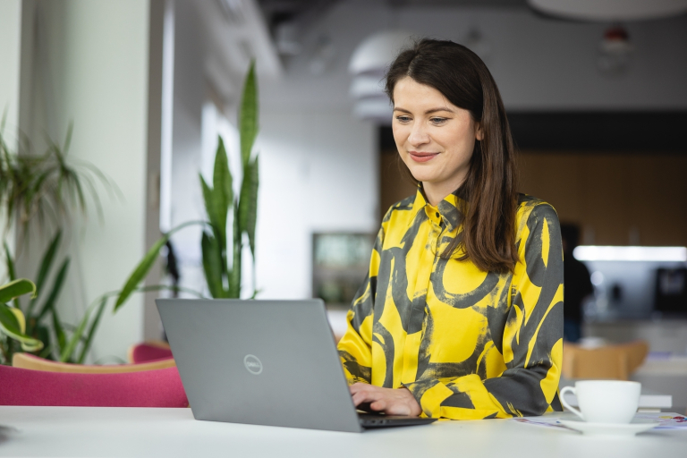 Negocjacje w biznesie | Studia podyplomowe we Wrocławiu | Uniwersytet WSB Merito we Wrocławiu: uczestniczka studiów podyplomowych używająca laptopa