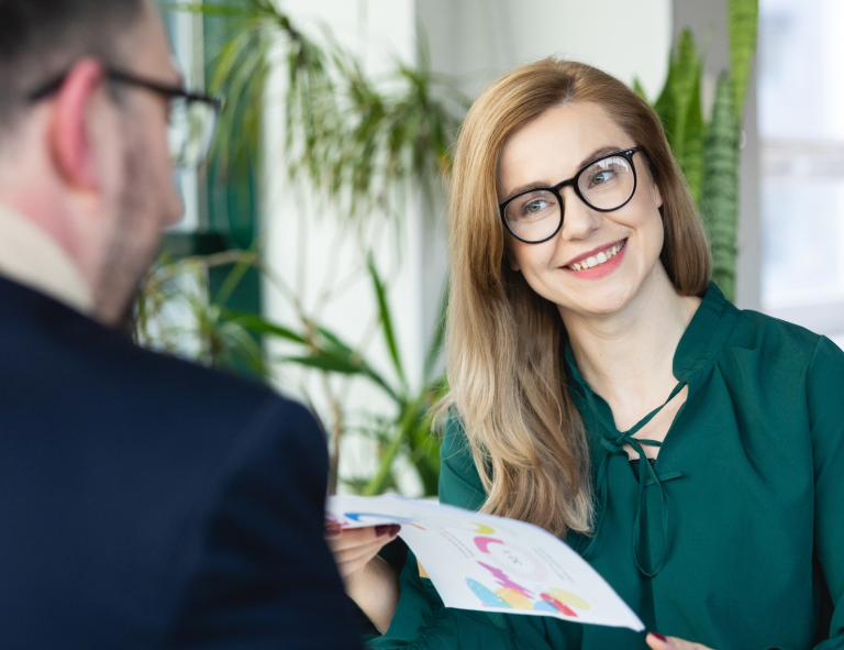 Pentester - specjalista ds. cyberbezpieczeństwa | Studia podyplomowe we Wrocławiu | Uniwersytet WSB Merito we Wrocławiu: uczestnicy studiów podyplomowych rozmawiający w kawiarniach