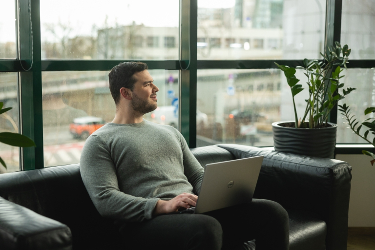 Kolegium doktorskie | Studia podyplomowe we Wrocławiu | Uniwersytet WSB Merito we Wrocławiu: uczestnik studiów podyplomowych używająca laptopa
