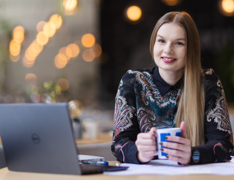 Nowoczesny marketing | Studia podyplomowe we Wrocławiu | Uniwersytet WSB Merito we Wrocławiu: uczestniczka studiów podyplomowych używająca laptopa