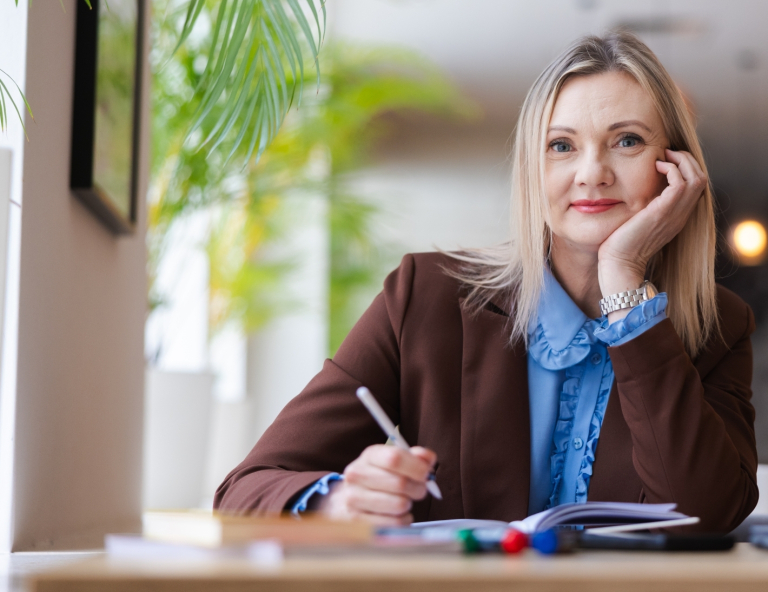 Ochrona środowiska | Studia podyplomowe we Wrocławiu | Uniwersytet WSB Merito we Wrocławiu: uczestniczka studiów podyplomowych sporządzająca notatki