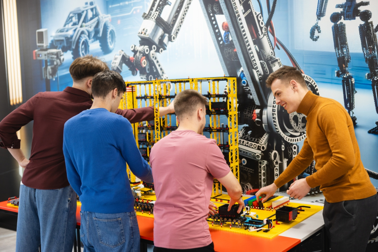 Laboratorium Kreatywnych Konstrukcji | Uniwersytet WSB Merito we Wrocławiu: studenci na zajęciach w laboratorium kreatywnych konstrukcji