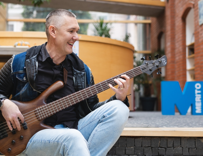 Produkcja muzyczna | Studia podyplomowe we Wrocławiu | Uniwersytet WSB Merito we Wrocławiu: uczestnik studiów podyplomowych grający na gitarze