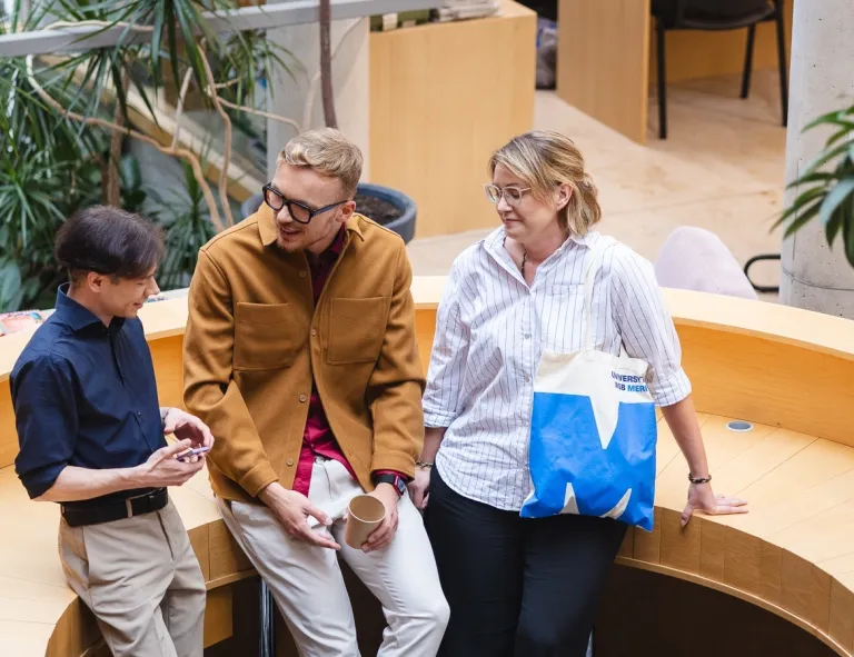 Projektowanie interfejsów graficznych | Studia podyplomowe we Wrocławiu | Uniwersytet WSB Merito we Wrocławiu: uczestnicy studiów podyplomowych rozmawiający na korytarzu