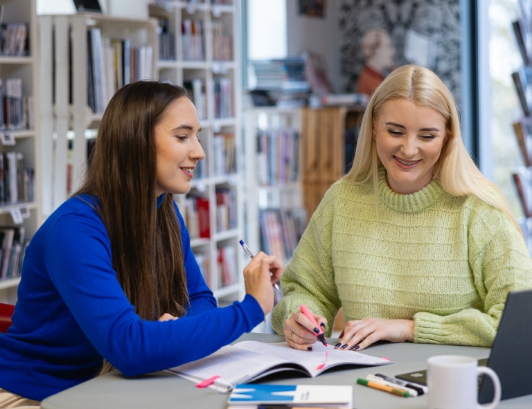 Menedżer zrównoważonego rozwoju i ESG | Studia podyplomowe we Wrocławiu | Uniwersytet WSB Merito we Wrocławiu: uczestnicy studiów podyplomowych pracujący nad wspólnym projektem