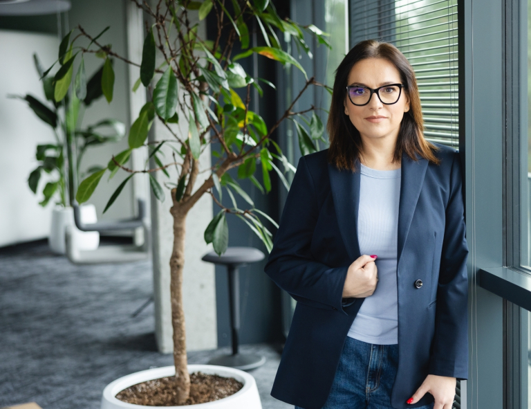 Employer Branding | Studia podyplomowe we Wrocławiu | Uniwersytet WSB Merito we Wrocławiu: uczestnicy studiów podyplomowych pozująca do zdjęcia