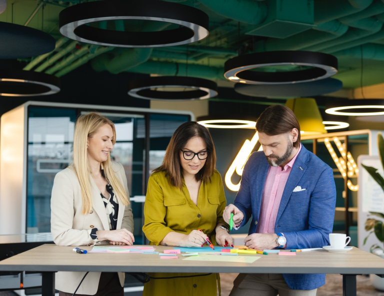 Copywriting - jako narzędzie sprzedaży i reklamy | Studia podyplomowe we Wrocławiu | Uniwersytet WSB Merito we Wrocławiu: uczestnicy studiów podyplomowych pracujący nad wspólnym projektem