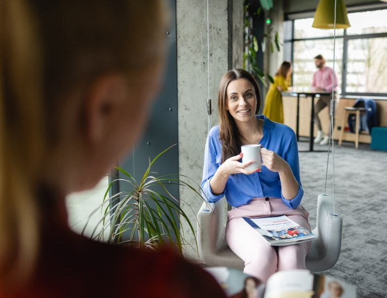 Energetyka wiatrowa (Onshore & Offshore) | Studia podyplomowe we Wrocławiu | Uniwersytet WSB Merito we Wrocławiu: uczestnicy studiów podyplomowych podczas rozmowy w kawiarni
