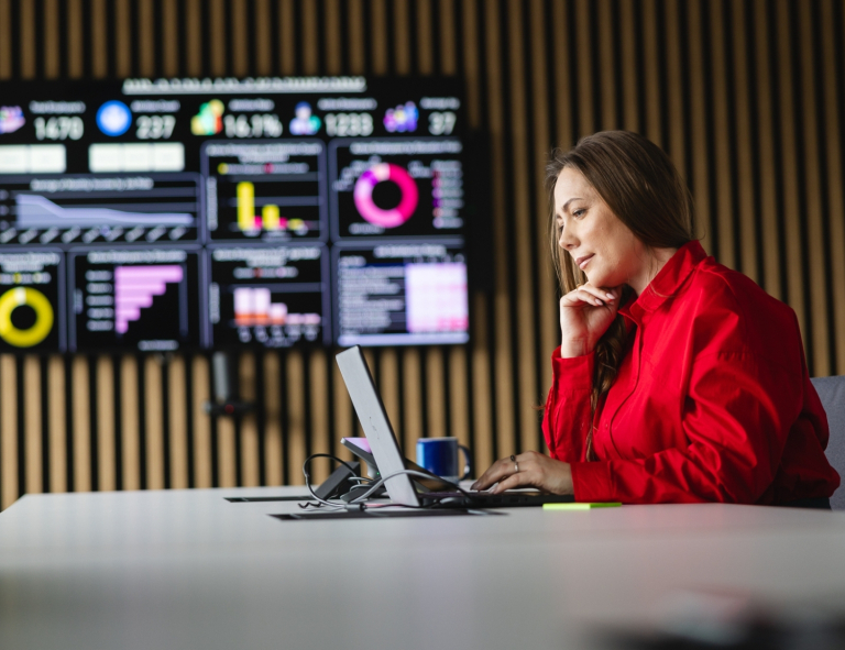 Akademia zarządzania zmianą i strategią | Studia podyplomowe we Wrocławiu | Uniwersytet WSB Merito we Wrocławiu: uczestniczka studiów podyplomowych używająca laptopa