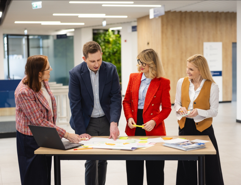 Event Manager | Studia podyplomowe we Wrocławiu | Uniwersytet WSB Merito we Wrocławiu: uczestnicy studiów podyplomowych pracujący nad wspólnym projektem