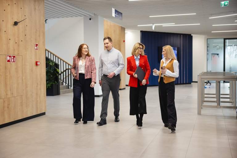 Copywriting - jako narzędzie sprzedaży i reklamy | Studia podyplomowe we Wrocławiu | Uniwersytet WSB Merito we Wrocławiu: uczestnicy studiów podyplomowych idący korytarzem