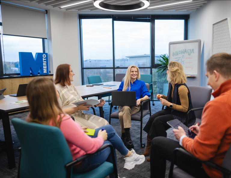 Rachunkowość i podatki w praktyce | Studia podyplomowe we Wrocławiu | Uniwersytet WSB Merito we Wrocławiu: uczestnicy studiów podyplomowych pracujący nad wspólnym projektem