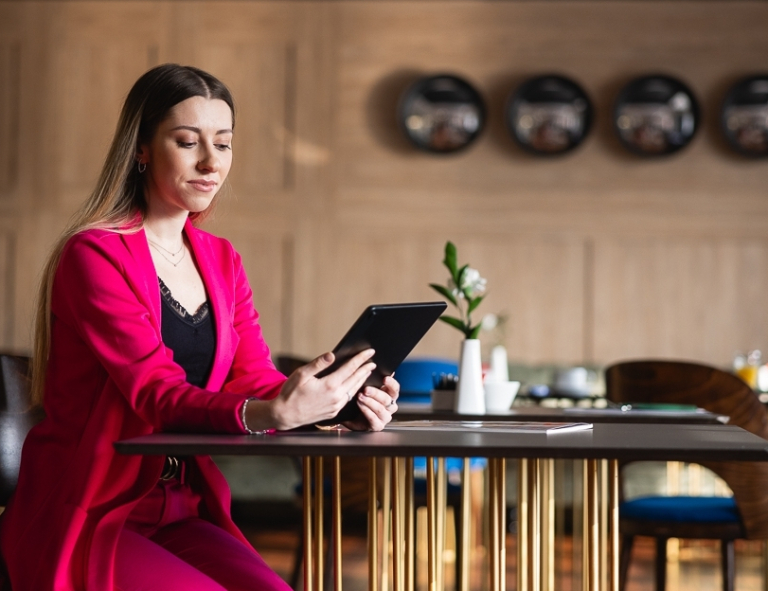 Tester oprogramowania dla aplikacji mobilnych i serwerowych z zastosowaniem AI | Studia podyplomowe we Wrocławiu | Uniwersytet WSB Merito we Wrocławiu: uczestniczka studiów podyplomowych używająca tableta