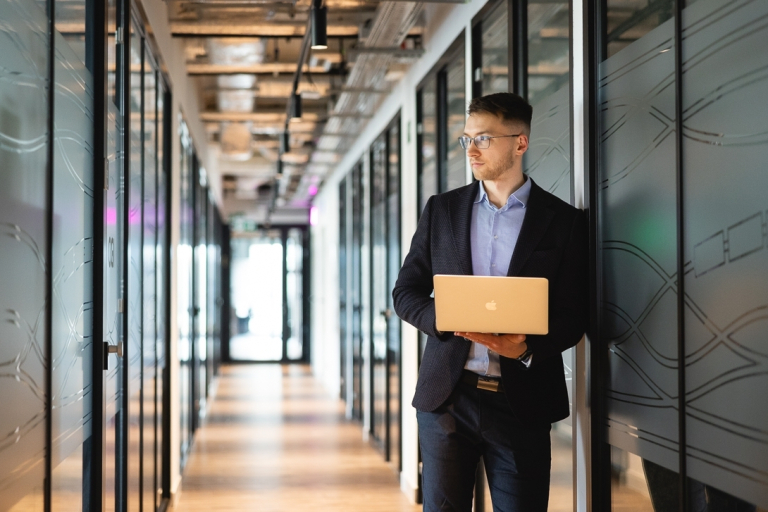 STEAM i sztuczna inteligencja w edukacji | Studia podyplomowe we Wrocławiu | Uniwersytet WSB Merito we Wrocławiu: uczestnik studiów podyplomowych korzystający z laptopa