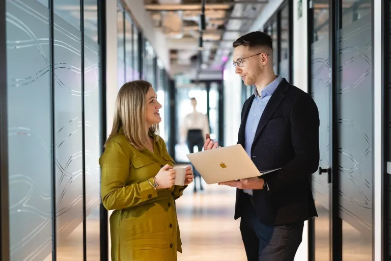 Nowe technologie w księgowości | Studia podyplomowe we Wrocławiu | Uniwersytet WSB Merito we Wrocławiu: uczestnicy studiów podyplomowych rozmawiający na korytarzu