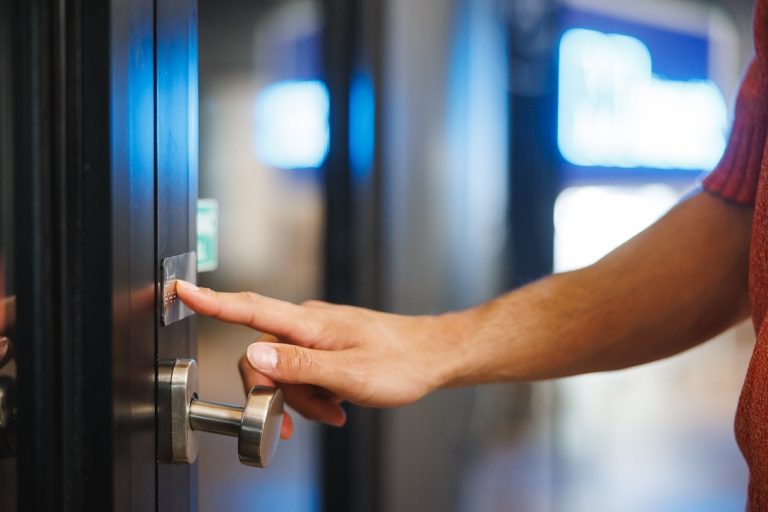 Uczelnia bez barier | Uniwersytet WSB Merito we Wrocławiu: student korzystający z tabliczki z napisem w alfabecie braillea