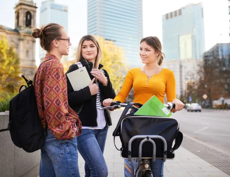 Menedżer przedsiębiorstwa turystycznego | Studia II stopnia we Wrocławiu | Uniwersytet WSB Merito we Wrocławiu: studenci spędzający czas wolny w plenerze