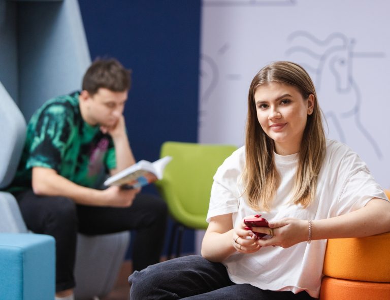 Pedagogika przedszkolna i wczesnoszkolna | Studia jednolite magisterskie we Wrocławiu | Uniwersytet WSB Merito we Wrocławiu: studenci w strefie studenta podczas czasu wolnego