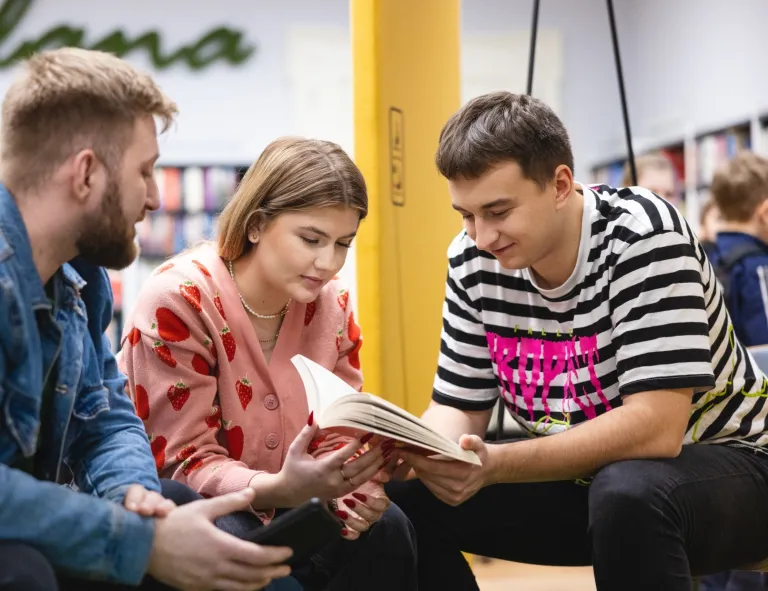 Media i komunikacja marketingowa | Studia II stopnia we Wrocławiu | Uniwersytet WSB Merito we Wrocławiu: studenci uczący się wspólnie do egzaminu