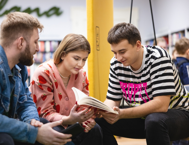 Media i komunikacja marketingowa | Studia I stopnia we Wrocławiu | Uniwersytet WSB Merito we Wrocławiu: studenci uczący się wspólnie do egzaminu