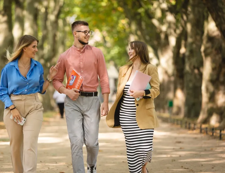 Język hiszpański w środowisku biznesowym | Studia I stopnia we Wrocławiu | Uniwersytet WSB Merito we Wrocławiu: studenci spacerujący po parku