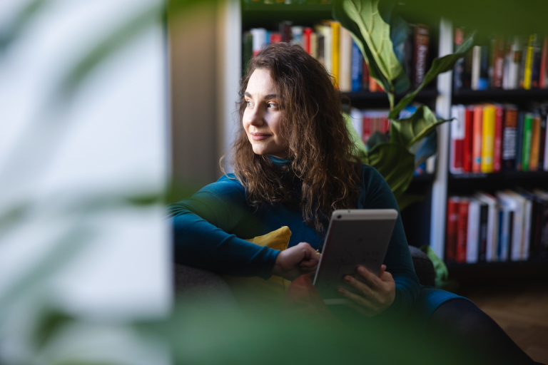 International Business & Relations | Studia I stopnia we Wrocławiu | Uniwersytet WSB Merito we Wrocławiu: studentka w bibliotece