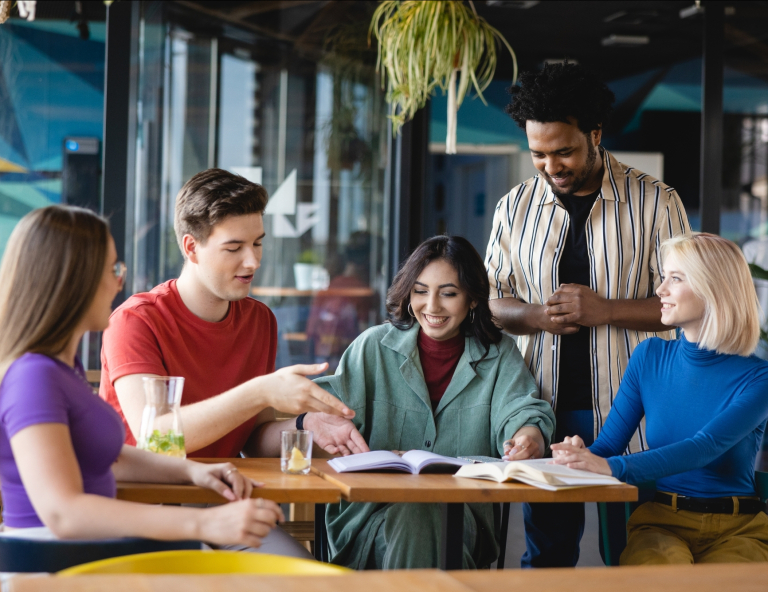 Lektor języka hiszpańskiego | Studia I stopnia we Wrocławiu | Uniwersytet WSB Merito we Wrocławiu: studenci pracujący nad projektem grupowym