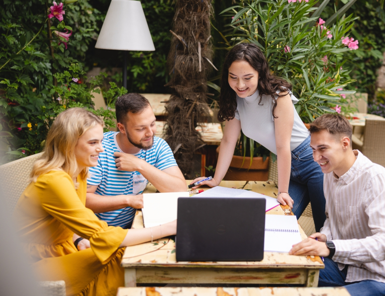 Lektor języka norweskiego | Studia I stopnia we Wrocławiu | Uniwersytet WSB Merito we Wrocławiu: studenci pracujący nad projektem grupowym