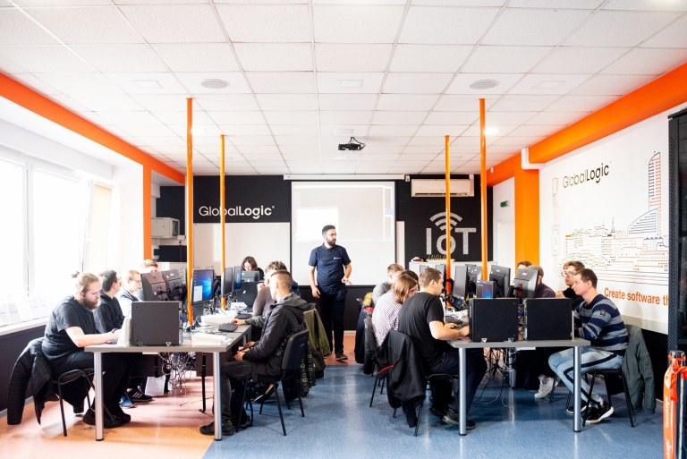 GlobalLogic IoT LAB | Uniwersytet WSB Merito we Wrocławiu: studenci na zajęciach w laboratorium internetu rzeczy