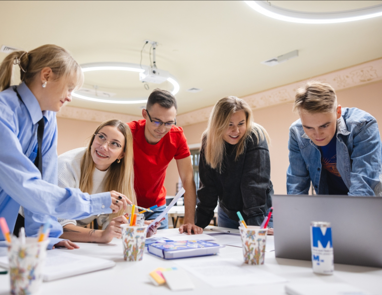 Architekt systemów psychotechnologicznych | Studia I stopnia we Wrocławiu | Uniwersytet WSB Merito we Wrocławiu: studenci pracujący nad projektem grupowym