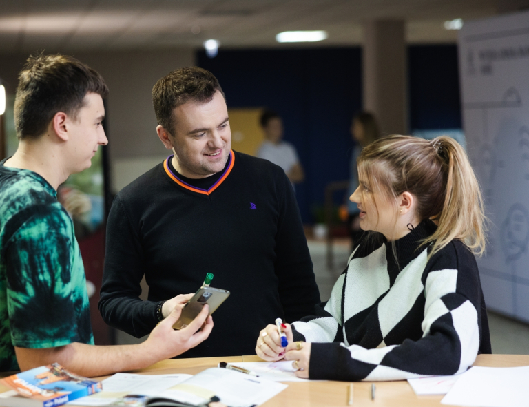 Psychologia i projektowanie inteligentnych systemów | Studia I stopnia we Wrocławiu | Uniwersytet WSB Merito we Wrocławiu: studenci pracujący nad projektem grupowym