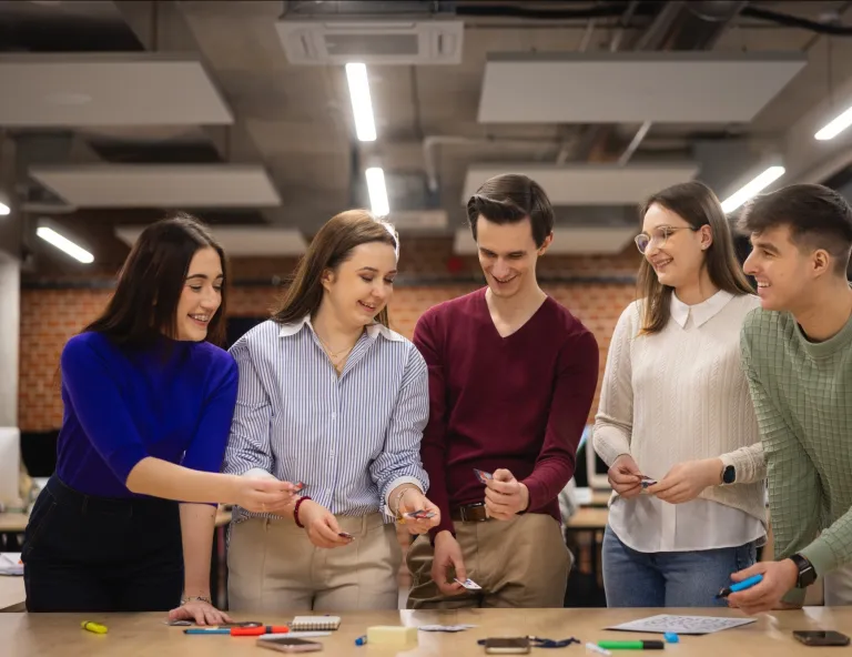 Marketing Growth Strategy & Innovation | Studia II stopnia we Wrocławiu | Uniwersytet WSB Merito we Wrocławiu: studenci pracujący nad projektem grupowym