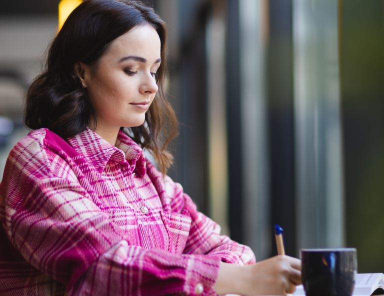 Tłumaczenia | Studia I stopnia we Wrocławiu | Uniwersytet WSB Merito we Wrocławiu: studentka robiąca notatki