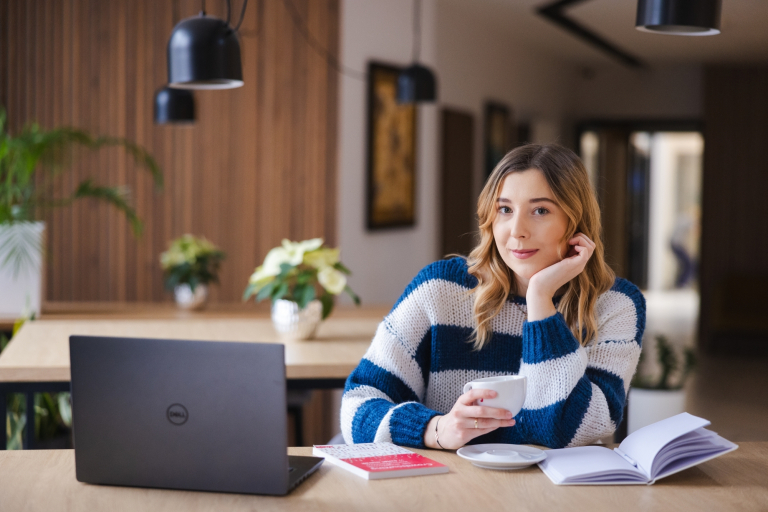 Informatyka stosowana | Studia I stopnia we Wrocławiu | Uniwersytet WSB Merito we Wrocławiu: studentka ucząca się do egzaminu