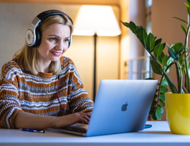 Sztuczna inteligencja i uczenie maszynowe | Studia I stopnia we Wrocławiu | Uniwersytet WSB Merito we Wrocławiu: studentka na zajęciach online