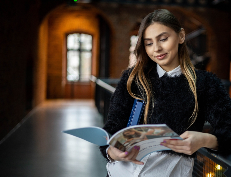 Logistyka e-commerce | Studia I stopnia we Wrocławiu | Uniwersytet WSB Merito we Wrocławiu: studentka przeglądająca informator