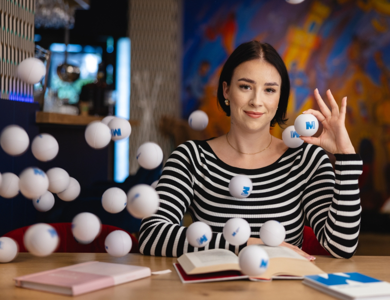 Międzynarodowe systemy logistyczne | Studia I stopnia we Wrocławiu | Uniwersytet WSB Merito we Wrocławiu: studentka z piłeczkami merito