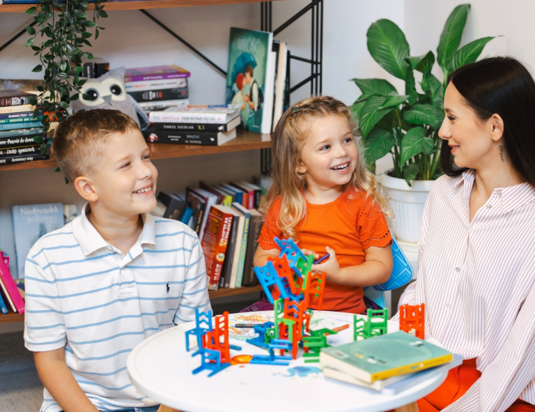 Pedagogika | Studia II stopnia we Wrocławiu | Uniwersytet WSB Merito we Wrocławiu: studentka opiekująca się dziećmi