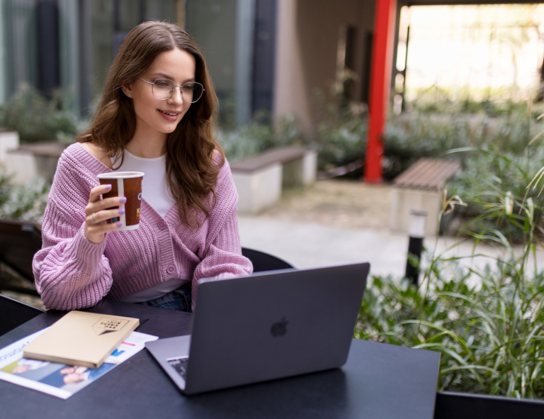 Pedagogika opiekuńczo-wychowawcza z terapią zajęciową | Studia I stopnia we Wrocławiu | Uniwersytet WSB Merito we Wrocławiu: studentka ucząca się do egzaminu