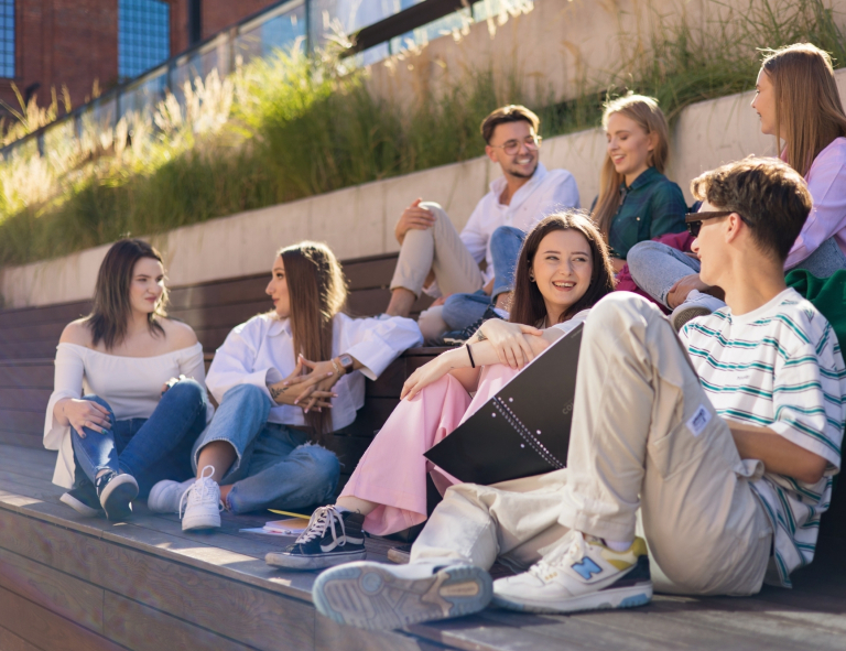 Medycyna stylu życia i promocja zdrowia | Studia I stopnia we Wrocławiu | Uniwersytet WSB Merito we Wrocławiu: studenci spędzający czas wolny w plenerze