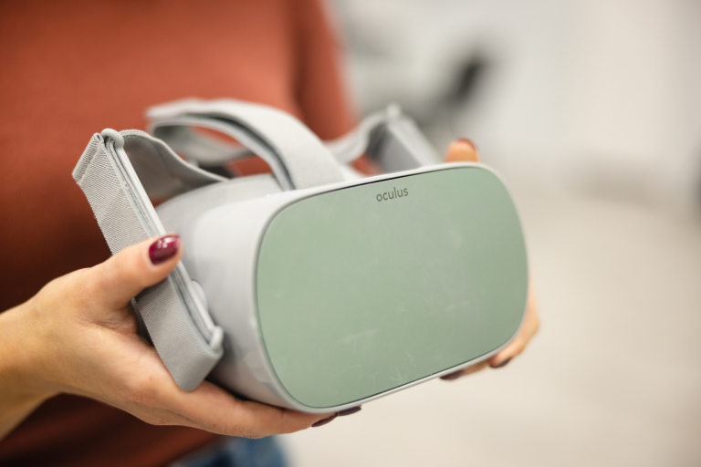 Giant Lazer XR Lab | Uniwersytet WSB Merito we Wrocławiu: studenci na zajęciach w laboratorium rozszerzonej rzeczywistości