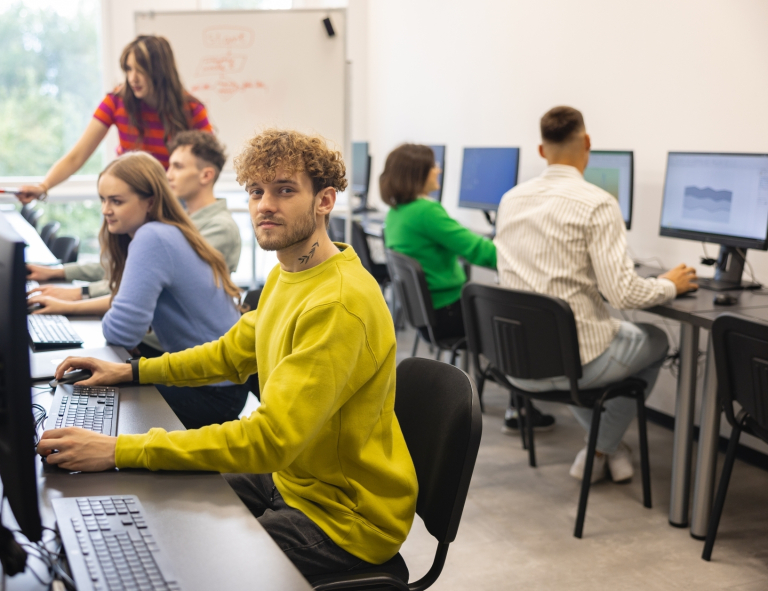 Psychologia i informatyka | Studia II stopnia we Wrocławiu | Uniwersytet WSB Merito we Wrocławiu: studenci na zajęciach w pracowni komputerowej