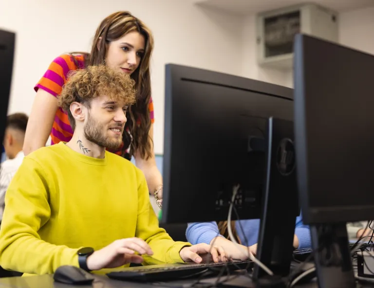 Planowanie produkcji – nowoczesne   narzędzia: SAP S/4HANA, Siemens Opcenter APS | Studia podyplomowe we Wrocławiu | Uniwersytet WSB Merito we Wrocławiu: uczestnicy studiów podyplomowych w pracowni komputerowej