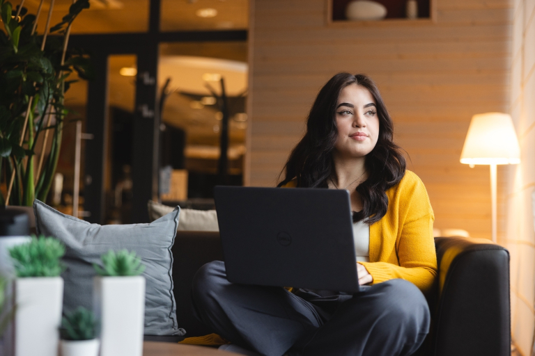 Inżynieria oprogramowania dla prędkości produktu | Studia podyplomowe we Wrocławiu | Uniwersytet WSB Merito we Wrocławiu: studentka używająca laptopa