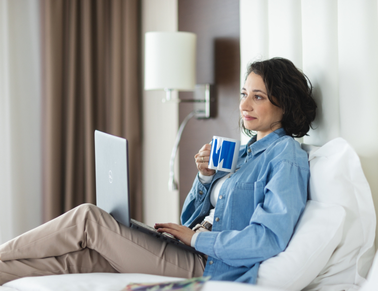 Menedżer innowacyjnego projektu ICT z wykorzystaniem AI | Studia podyplomowe we Wrocławiu | Uniwersytet WSB Merito we Wrocławiu: uczestniczka studiów podyplomowych korzystająca z laptopa