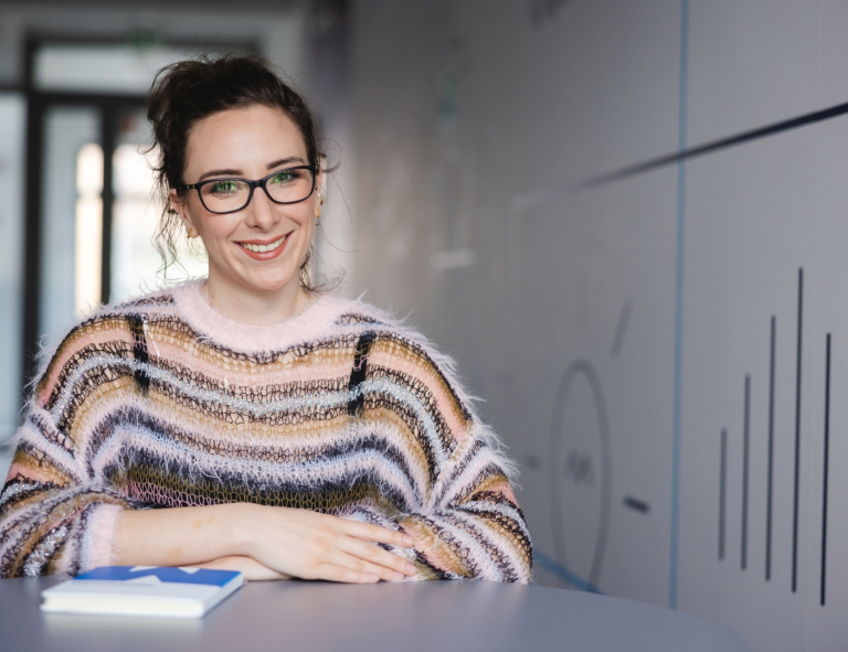 Nowoczesny menedżer - od wizji do realizacji | Studia podyplomowe we Wrocławiu | Uniwersytet WSB Merito we Wrocławiu: uczestniczka studiów podyplomowych pozująca do zdjęcia