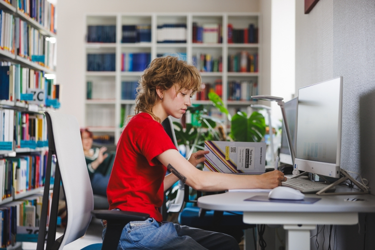 Projektowanie Ekologiczne i Architektura Zieleni (Eco Design) | Studia podyplomowe we Wrocławiu | Uniwersytet WSB Merito we Wrocławiu: studentka sporządzająca notatki